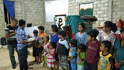 Pembagian Komik Alkitab Untuk anak Sekolah Minggu