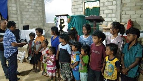 Pembagian Komik Alkitab Untuk anak Sekolah Minggu