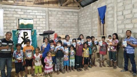 Pembagian Komik Alkitab Untuk anak Sekolah Minggu