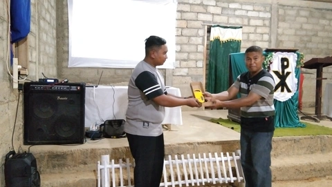 Pemberian Kulumi kepada pemimpin Gereja GPID Wugaga