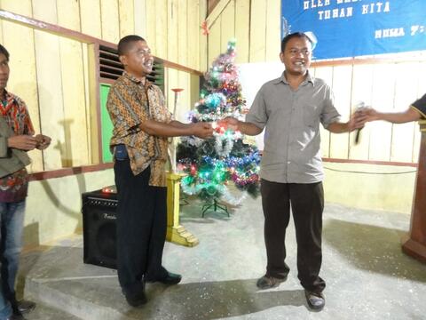 Pembagian Kartu Memori isi rekaman Alkitab di Desa Palintuma-Desember 2017