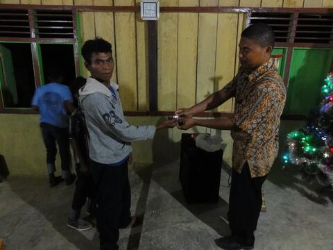 Pembagian Kartu Memori isi rekaman Alkitab di Desa Palintuma-Desember 2017