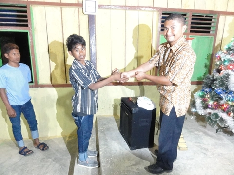 Pembagian Kartu Memori isi rekaman Alkitab di Desa Palintuma-Desember 2017