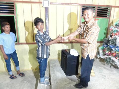 Pembagian Kartu Memori isi rekaman Alkitab di Desa Palintuma-Desember 2017