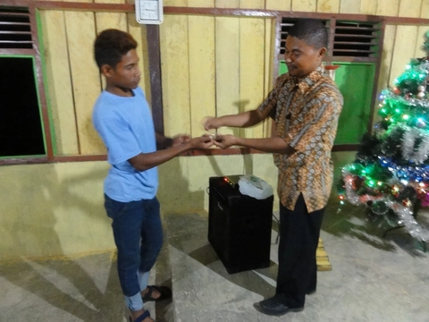 Pembagian Kartu Memori isi rekaman Alkitab di Desa Palintuma-Desember 2017