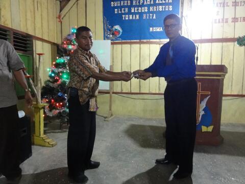 Pembagian Kartu Memori isi rekaman Alkitab di Desa Palintuma-Desember 2017