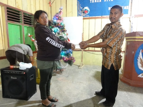 Pembagian Kartu Memori isi rekaman Alkitab di Desa Palintuma-Desember 2017