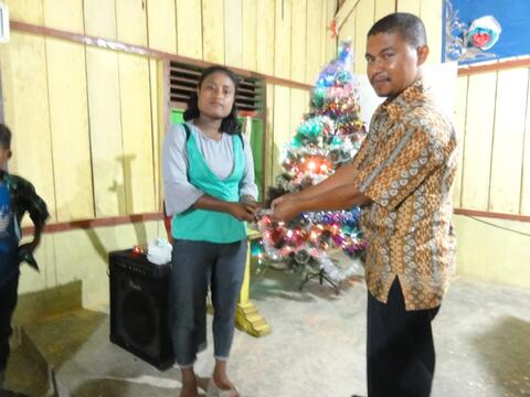 Pembagian Kartu Memori isi rekaman Alkitab di Desa Palintuma-Desember 2017