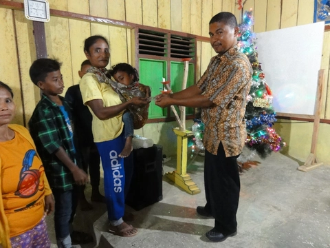 Pembagian Kartu Memori isi rekaman Alkitab di Desa Palintuma-Desember 2017