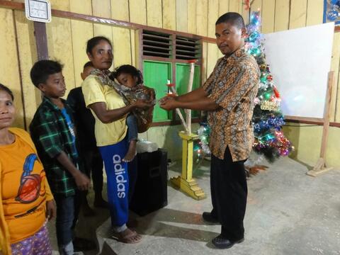 Pembagian Kartu Memori isi rekaman Alkitab di Desa Palintuma-Desember 2017