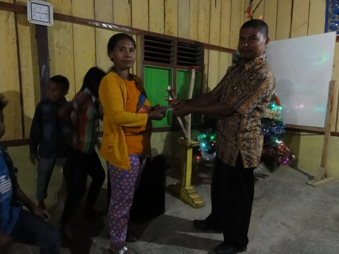 Pembagian Kartu Memori isi rekaman Alkitab di Desa Palintuma-Desember 2017