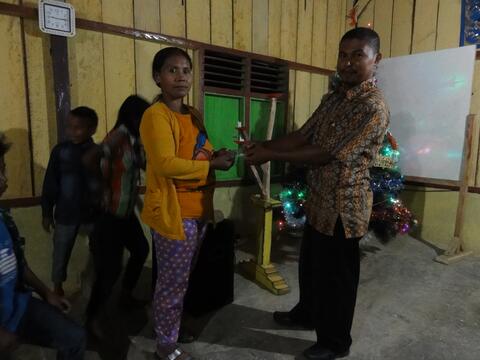 Pembagian Kartu Memori isi rekaman Alkitab di Desa Palintuma-Desember 2017