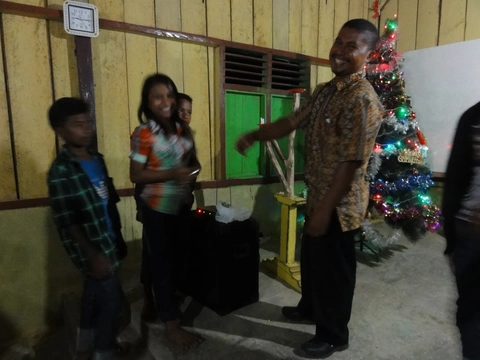 Pembagian Kartu Memori isi rekaman Alkitab di Desa Palintuma-Desember 2017