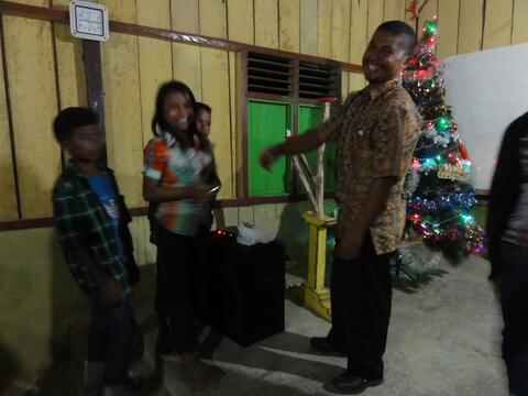 Pembagian Kartu Memori isi rekaman Alkitab di Desa Palintuma-Desember 2017