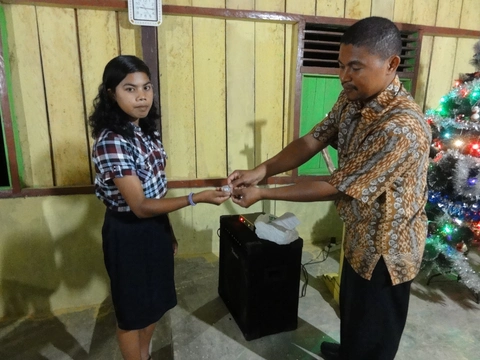 Pembagian Kartu Memori isi rekaman Alkitab di Desa Palintuma-Desember 2017