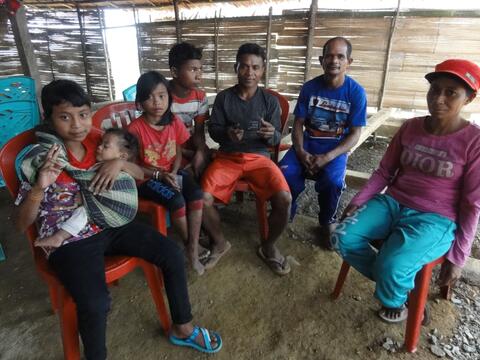 Pembagian Mega Voice di dusun Kalaka Desa Lemosiranindi-Desember 2017