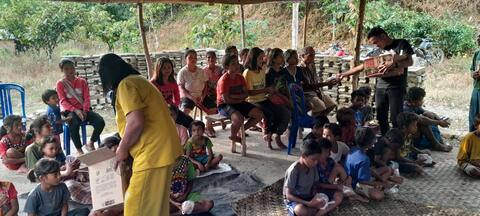 Ibadah singkat sebelum menonton Film Yesus