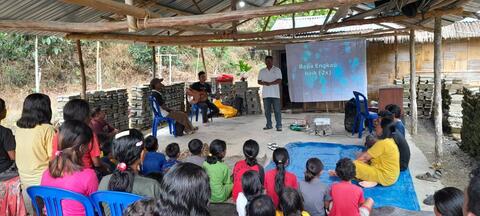 Ibadah singkat sebelum menonton Film Yesus